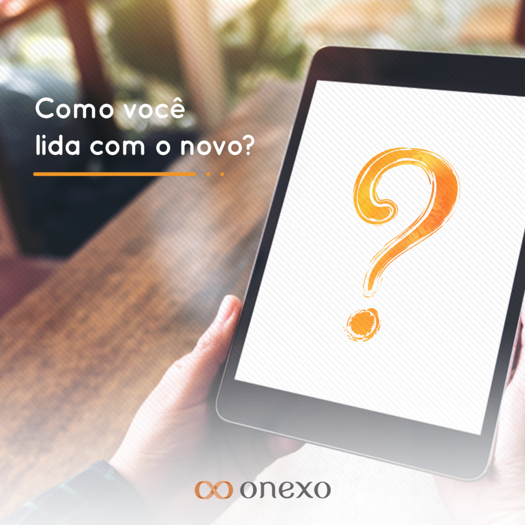 Mãos segurando tablet no restaurante